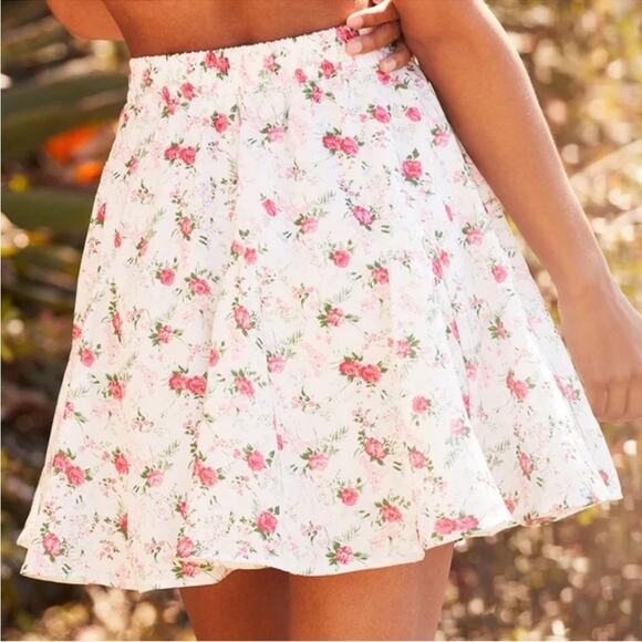 Lulu’s White Floral Tiered Mini Skirt Cute Factor NWOT Medium - Picture 9 of 9